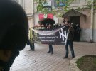 Активистов ОУН заблокировали в офисе организации по улице Ивана Мазепы, 6А в Киеве