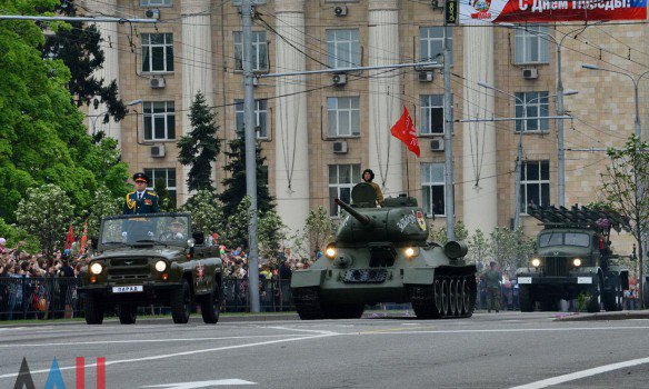 В оккупированном Донецке сегодня руководство "ДНР" провело военный парад. Параллельно состоялась акция "Бессмертный полк".