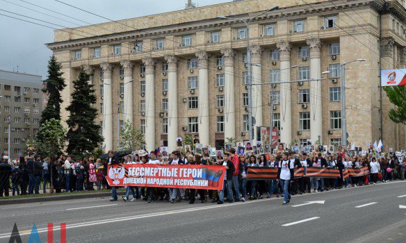 В оккупированном Донецке сегодня руководство "ДНР" провело военный парад. Параллельно состоялась акция "Бессмертный полк".