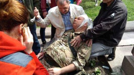 Сегодня в Днепре произошла стычка между колонной Оппозиционного блока и ветеранами АТО. Двух ветеранов забрали в больницу.