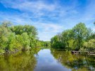 Мальовнича природа, річки, поля, заливні луки, гори, озера і підвісні мости