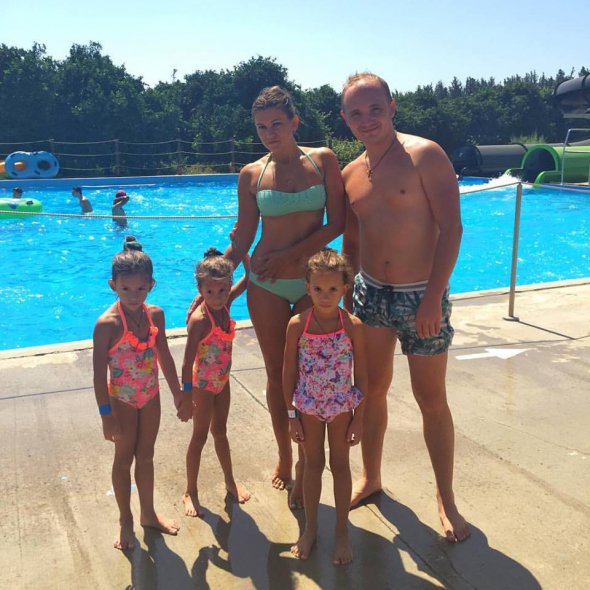 Максим с женой Ириной и тремя дочерьми во время отдыха в местном аквапарке