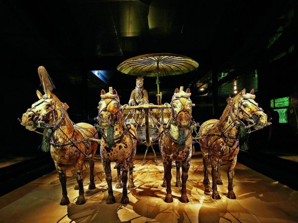 Одна з двох бронзових колісниць, які 1974 року виявили серед теракотових статуй вояків в усипальниці першого китайського імператора Цінь Ши Хуанді. У кожній – понад 300 деталей. Колісниці запряжені четвірками коней. Їхня збруя містить золоті й срібні елементи