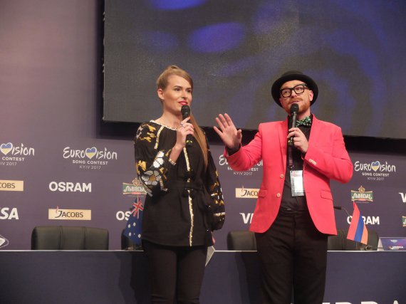 Пресс-конференция десяти финалистов Евровидения-2017: ведущие Игорь Посыпайко и Ника Константинова