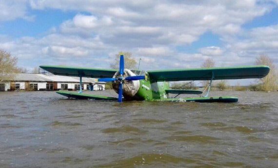 У Росії повінь затопила літаки на аеродромі