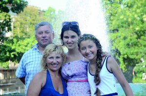 Сергій Дуда з дружиною Оксаною та дочками 16-річною Світланою і 12-річною Діаною на прогулянці в Одесі
