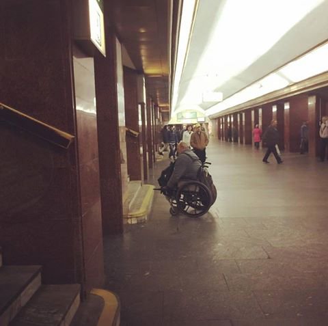 Чоловік у інвалідному візку не міг перейти зі станції Театральна на станцію Золоті ворота