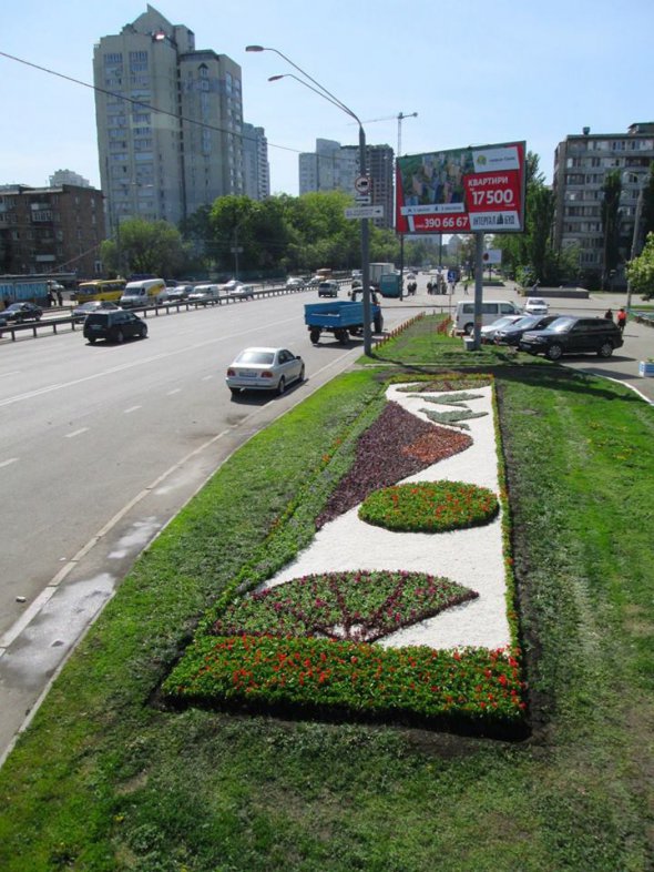 На клумбі зображені символи Японії