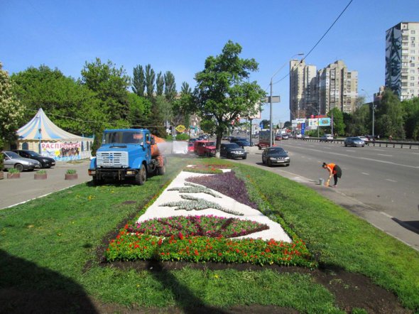 На клумбі зображені символи Японії