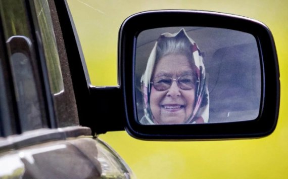 Королеву Елизавету сфотографировали в зеркале ее Range Rover