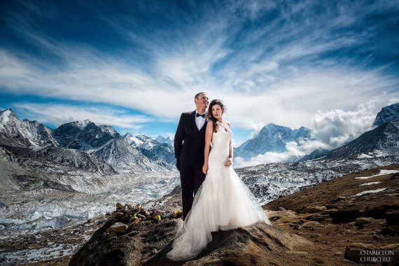 Калифорнийцы Эшли Шмайдер и Джеймс Сиссо год готовились к экспедиции в Непал. Решили пожениться на Эвересте ради незабываемой фотосессии