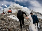 Каліфорнійці Ешлі Шмайдер і Джеймс Сіссо рік готувалися до експедиції в Непал. Вирішили одружитися на Евересті заради незабутньої фотосесії