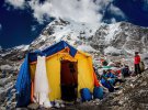 Калифорнийцы Эшли Шмайдер и Джеймс Сиссо год готовились к экспедиции в Непал. Решили пожениться на Эвересте ради незабываемой фотосессии