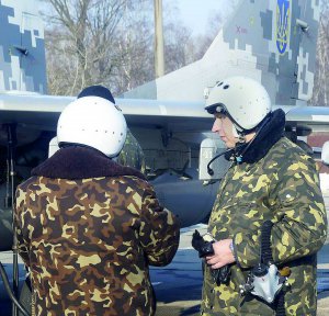 Командир бригади тактичної авіації полковник Юрій Погорілий (на фото праворуч): ”За незалежності не отримали жодного нового літака. Є відремонтовані, модернізовані”