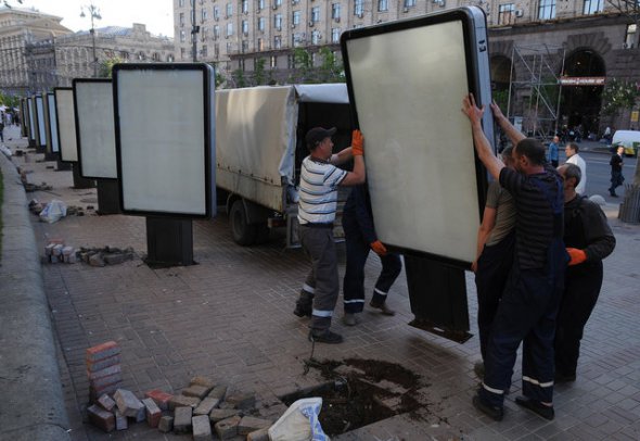 На Крещатике демонтируют бэклайты