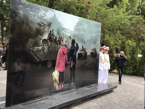 Аллея памяти в Днепре - крупнейший в Украине мемориал чествования Героев АТО и Революции Достоинства, символ сопротивления украинского народа и его несокрушимого духа