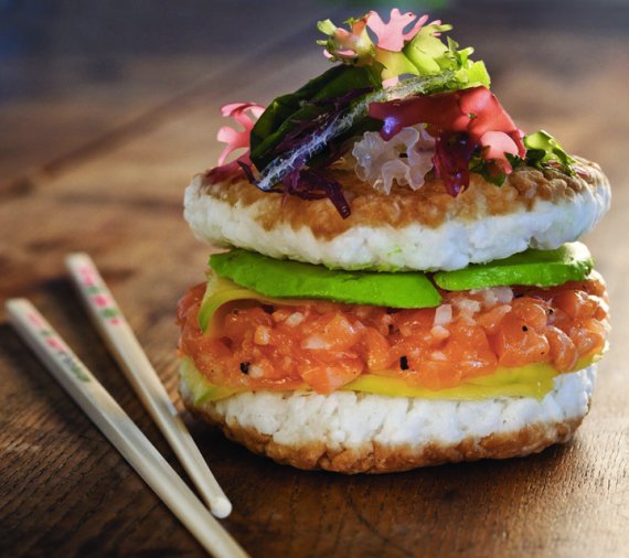 Модный фуд-тренд: создали суши-гамбургеры с необычной булочкой