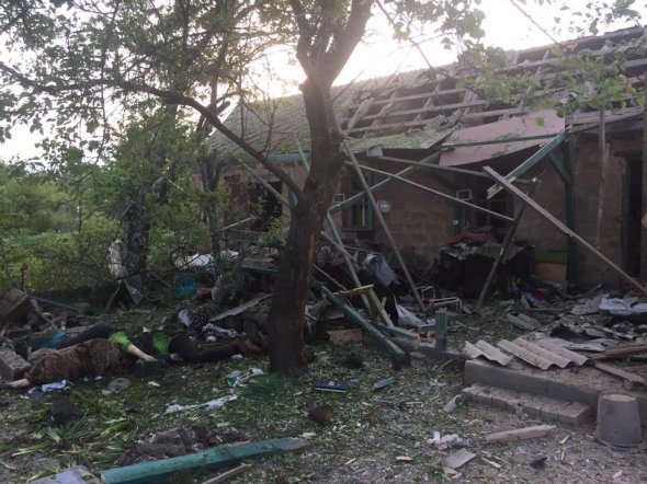 Будинок в Авдіївці, зруйнований обстрілами бойовиків