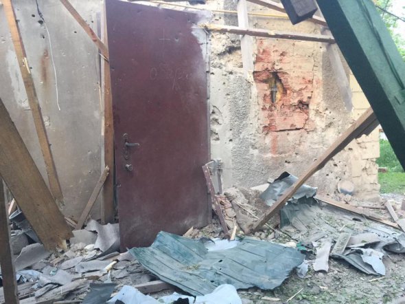 Будинок в Авдіївці, зруйнований обстрілами бойовиків