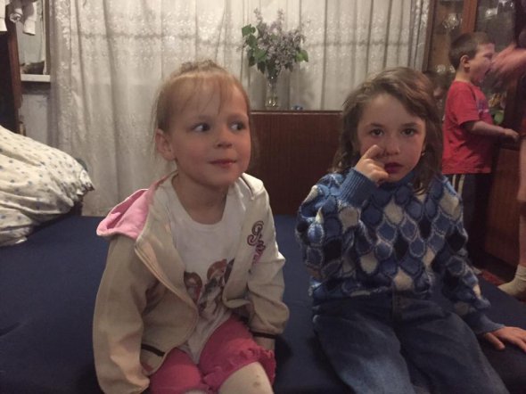 Дети, которые остались сиротами в результате обстрела