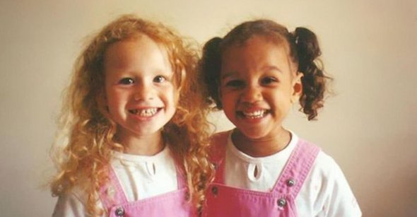 Сестры-близняшки с разным цветом кожи