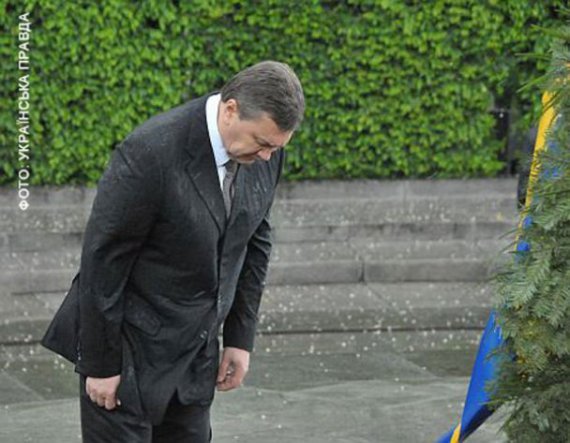 17 мая 2010 года на Виктора Януковича упал венок
