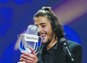 Португальський співак Сальвадор Собрал тримає приз Євробачення-2017. Виграв пісенний конкурс уперше для своєї країни