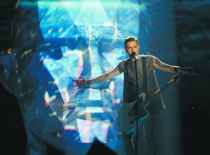 Лідер рок-­гурту ”Оторвальд” Євген Галич виступає на сцені київського Міжнародного виставкового центру у фіналі Євробачення-2017. Виконує англійською пісню ”Час”
