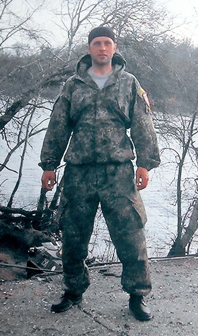 Боец 92-й бригады Вадим Пугачев. Он первым заметил противника и успел предупредить товарищей. Незадолго до гибели должен был жениться.