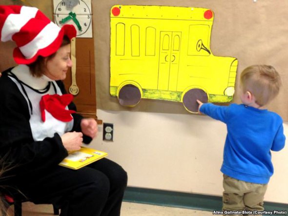 Библиотекарша, переодетая в костюм книжного героя, спрашивает ребенка, какой формы колеса у автобуса