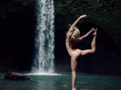 Загадочная девушка показывает сексуальную йогу
