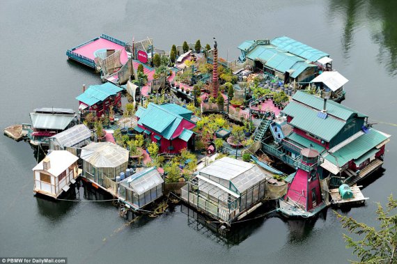 Подружжя художників живе у незвичайному маєтку на воді