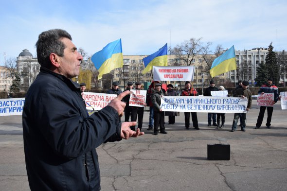 Представники ГО "Чигиринська районна рада" на чолі з Павлом Романенком (зліва) виступають проти будівництва птахофабрики на території Чигиринського району. Мітинг відбувся під стінами Черкаської облдержадміністрації 19 лютого 2016 року. 