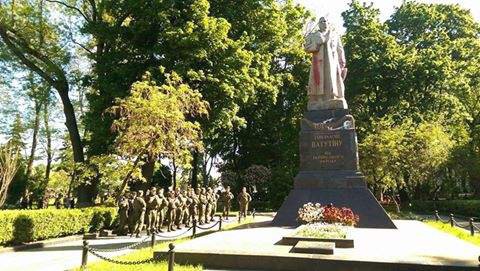 Памятник Ватутину облили красной краской