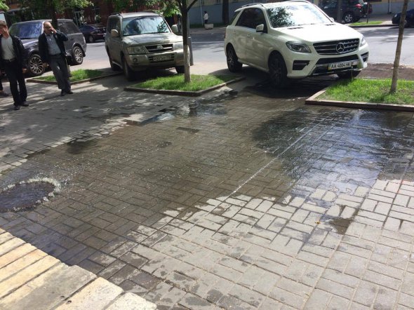 Возле метро Арсенальная прорвало канализацию