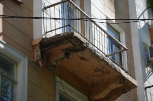 З балкону на третьому поверсі будинку на вулиці Богдана Хмельницького, 68, обвалився шматок плити. Люди не постраждали
