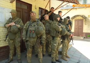 Спецпризначенці з поліцейськими охороняють селищну раду у селі Вільшани Дергачівського району на Харківщині. Їх викликала місцева влада після сутички селян із місцевими ромами