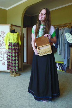 Консультант столичного магазину ”Зерно” Анастасія показує ­дерев’яну сумку. Такі виготовляють у Карпатах за традиційною технологією