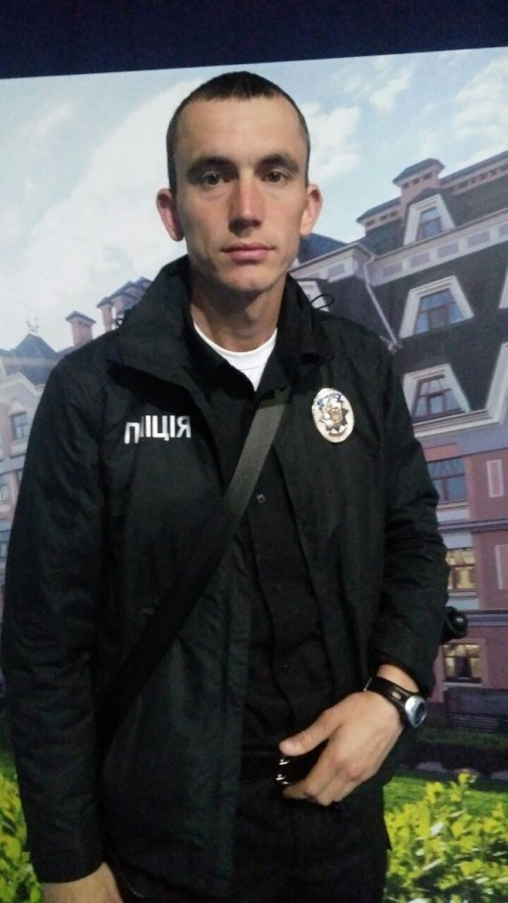 Сергій Арєшкін працює у службі охорони ­міського відділу поліції. З дружиною виховують двох дітей  п’яти і восьми років. Хоче всиновити ще двох