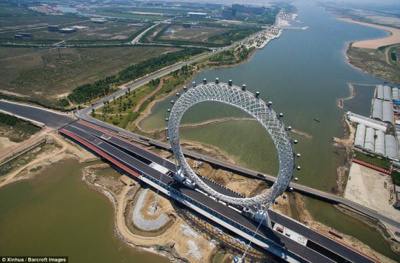 У Китаї збудували надсучасне колесо огляду
