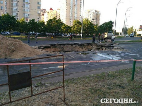  У Києві на просп. Героїв Сталінграда на місці аварії працюють служби