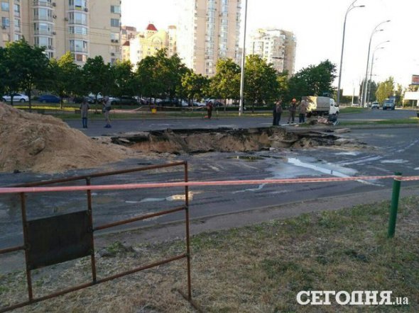 В Киеве на просп. Героев Сталинграда на месте аварии работают службы