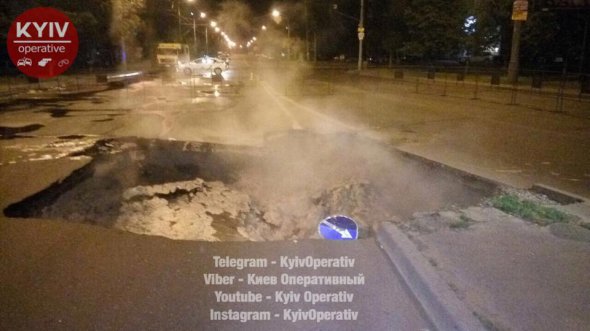 В Киеве на просп. Героев Сталинграда в месте порыва асфальт провалился, горячая вода льется на дорогу