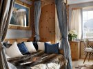 Швейцарский стиль интерьера делает комнату уютной