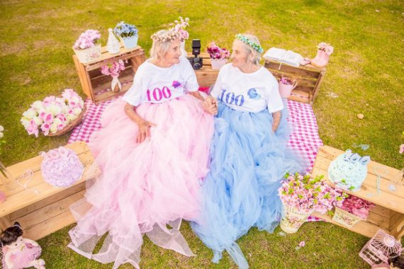 Сестры-близняшки отпраздновали 100 лет яркой фотосессией