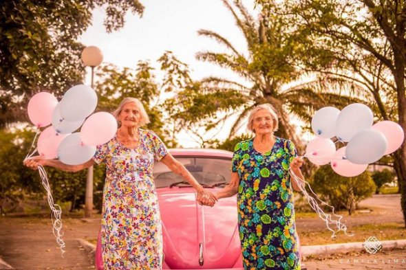 Сестры-близняшки отпраздновали 100 лет яркой фотосессией