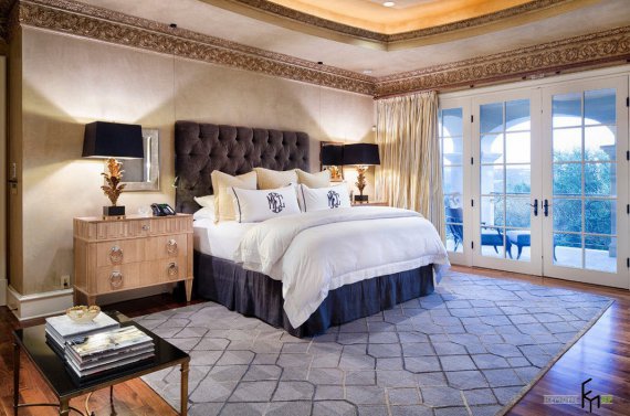 В інтер'єрі спальні в середземноморському стилі переважають масивні дерев'яні меблі