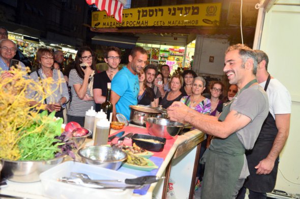 На ізраїльських базарах продавці безкоштовно відають непродані продукти, що можуть зіпсуватися На фото: ринок Тальпіот в місті Хайфа. 