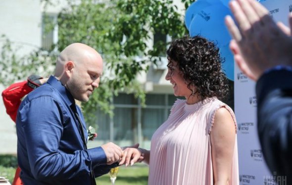 У Києві почали реєструвати шлюби під відкритим небом 