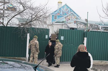 Священика Миколу Наслудова затримали за наругу над могилою